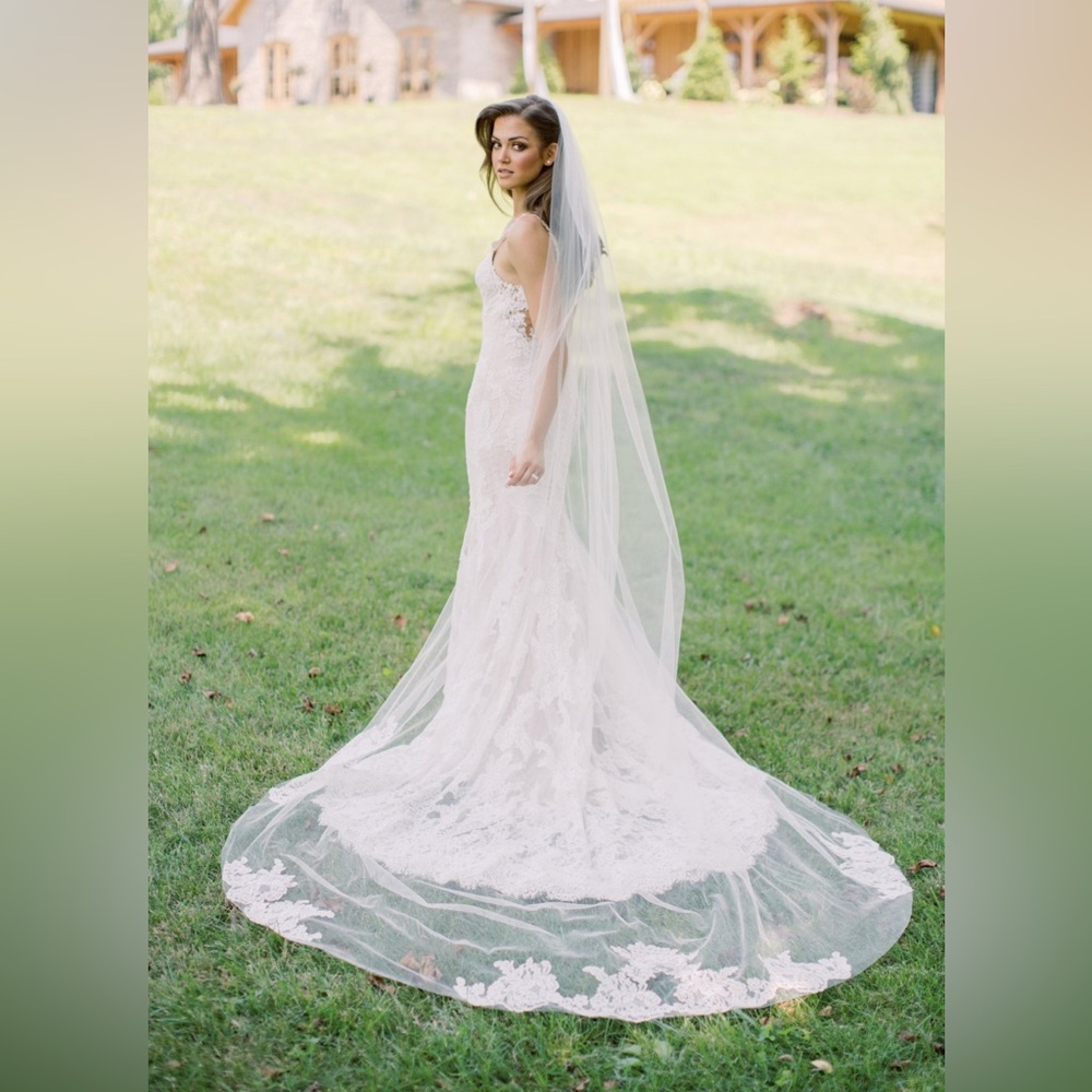 TONI FEDERICI White Lace Bridal Veil and Gown